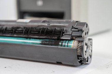 Beyaz arkaplanda kırık lazer yazıcı kartuşu