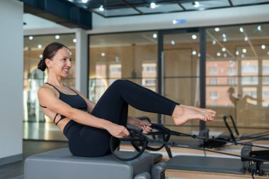 Kafkas kadın yenilikçi makineler üzerinde egzersiz yapıyor.