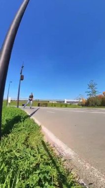 Beyaz bir adam hızla paten kayar.