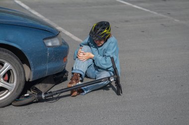 Araba çarptıktan sonra scooter süren beyaz bir kadın.