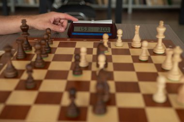 Orta yaşlı beyaz bir adamın satranç oynaması yakındır.