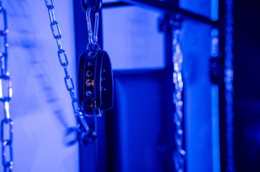 BDSM kurulumu. Zincirli ve kelepçeli duvar