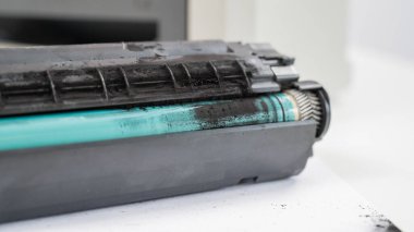 Beyaz arkaplanda kırık lazer yazıcı kartuşu