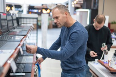 Bir elektronik mağazasında iki beyaz adam.