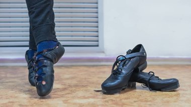 İrlanda dansı yapan bir adam. Profesyonel ayakkabılar ön planda.