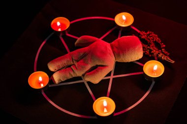 Pentagramda vudu bebeği. Cadı büyüleri