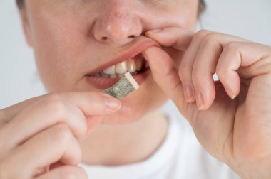 Bir kadın çiğneme tütünü kullanır