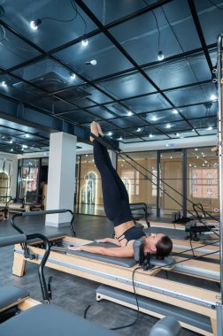 Kafkas kadın yenilikçi makineler üzerinde egzersiz yapıyor.