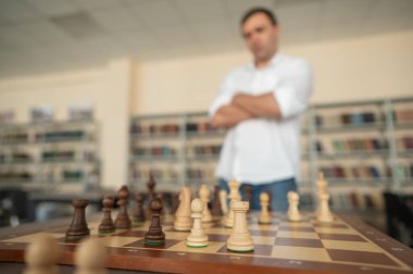 Beyaz adam satranç hamlesi düşünüyor.