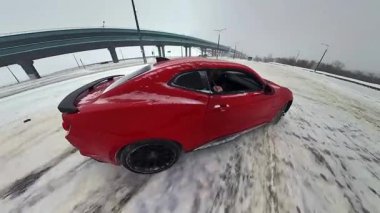 Sürüklenen bir spor arabanın üst görüntüsü