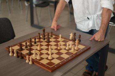 Orta yaşlı beyaz bir adamın satranç oynaması yakındır.
