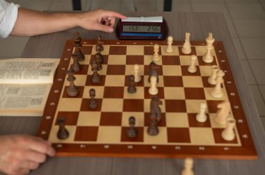 Orta yaşlı beyaz bir adamın satranç oynaması yakındır.