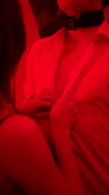 Rol yapma oyunlarında bir kadın bir erkeğe hükmediyor.