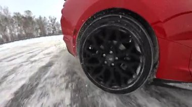 Sürüklenme sırasında spor araba tekerine yakın çekim