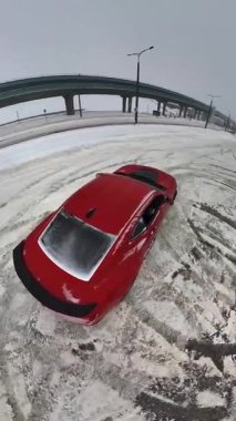 Sürüklenen bir spor arabanın üst görüntüsü