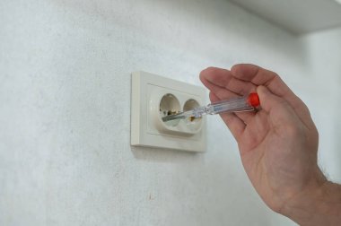 Teknisyen prizdeki voltajı belirler.