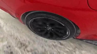 Sürüklenme sırasında spor araba tekerine yakın çekim