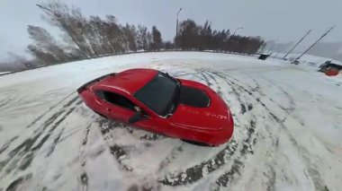Sürüklenen bir spor arabanın üst görüntüsü