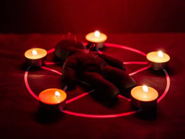 Pentagramda vudu bebeği. Cadı büyüleri