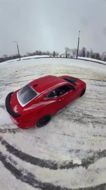 Sürüklenen bir spor arabanın üst görüntüsü