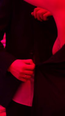 Beyaz bir çift kırmızı ışıkta önsevişiyor.