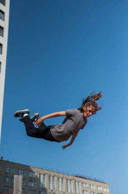 Bir kız trambolinde zıplıyor