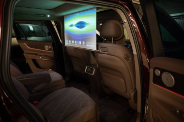 Arabalarda, yolcuların film izlemesi için bir projektör açılıyor.