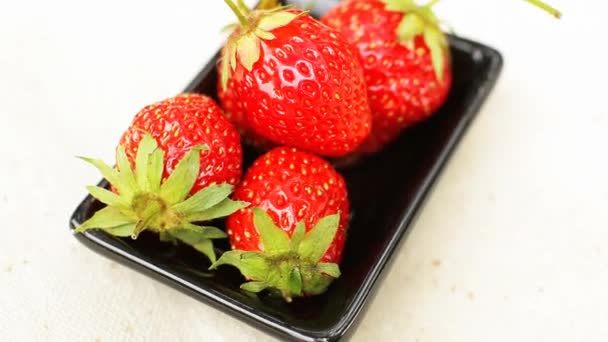 Garden strawberry in black vase — Stock Video