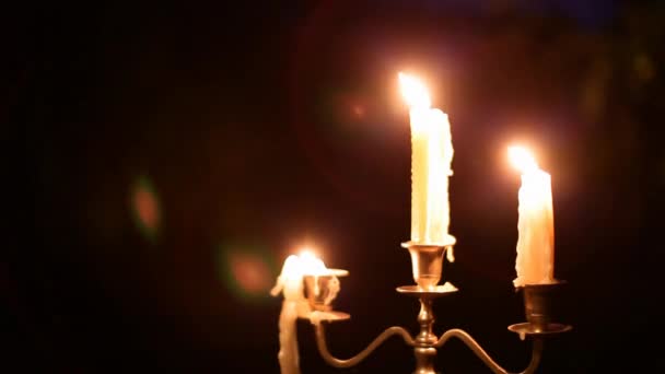 蜡烛燃烧在雷暴 — 图库视频影像
