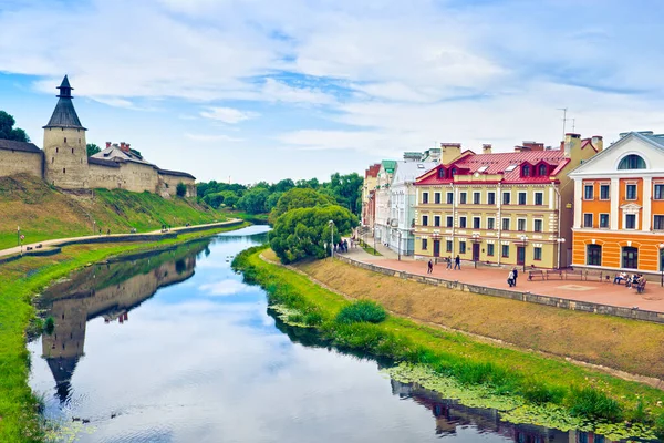 Pskov Russia Sierpień 2021 Ludzie Spacerują Wzdłuż Brzegu Rzeki Pskowej — Zdjęcie stockowe