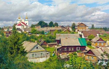 Kutsal Üçlü Kilisesi ve eski Sebezh kasabasının manzarası. Pskov Bölgesi, Rusya