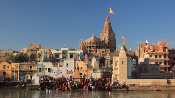 Peregrinos en ghats del río Gomti — Vídeos de Stock