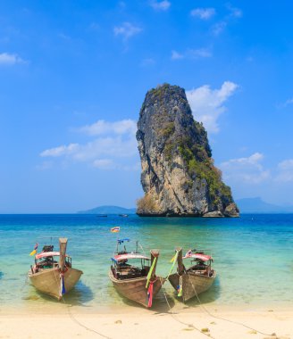 Balıkçı tekneleri deniz ve güzel ada