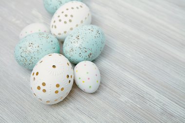 Paskalya yumurtaları gri ahşap zemin üzerine