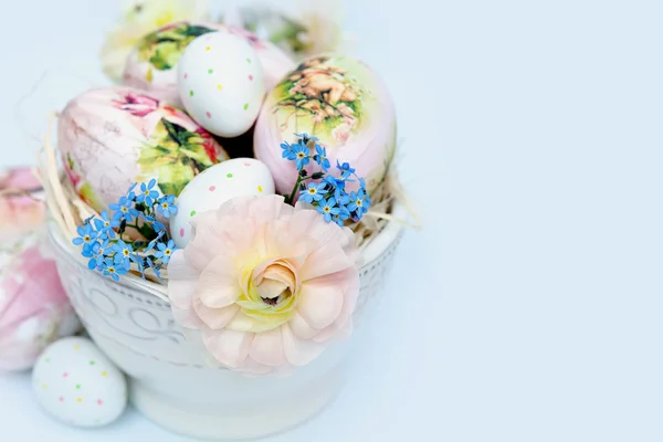 Великодні яйця з квітами — стокове фото
