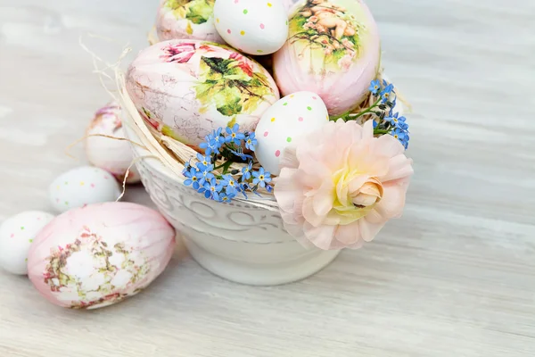 Oeufs de Pâques avec des fleurs — Photo