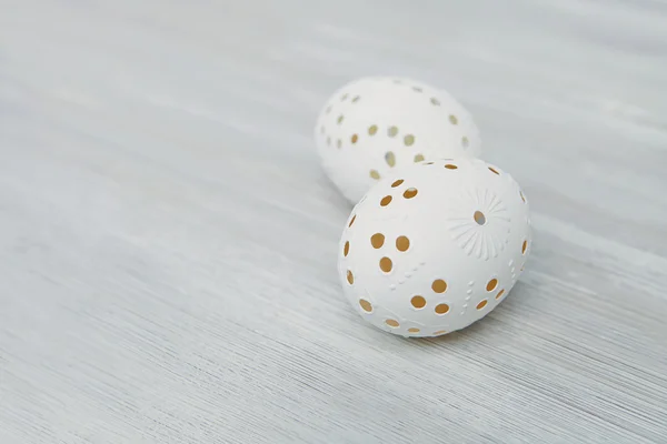 Huevos de Pascua sobre fondo gris madera — Foto de Stock