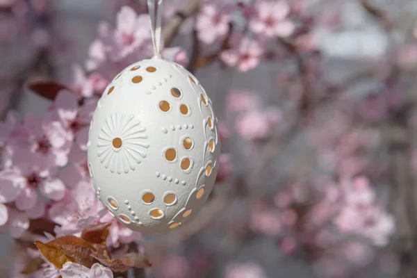 Dekorativní Velikonoční Vajíčko Visící Kvetoucích Třešních Růžovými Květy Velikonoční Pozadí — Stock fotografie