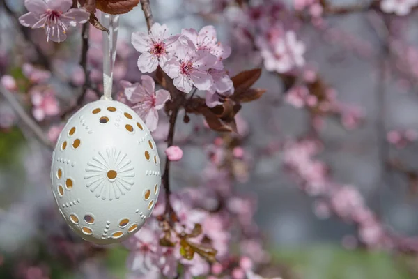 Декоративні Великодні Яйця Висять Квітучому Вишневому Дереві Рожевими Квітами Великодній — стокове фото
