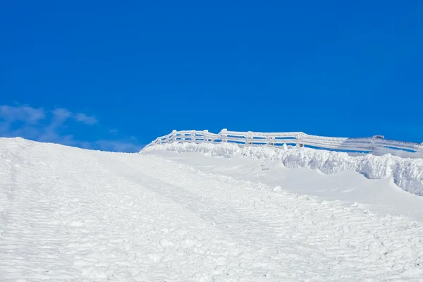 Clôture en bois recouverte de neige — Photo