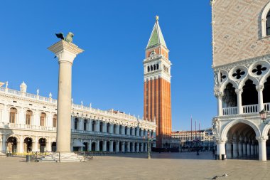 Campanile ve Doge Sarayı ile San Marco Meydanı. Venedik, İtalya