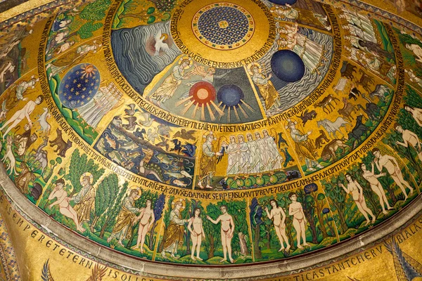 Katedral Marco Bazilikası iç görünümü