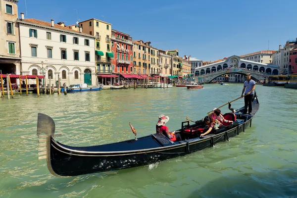 Grand Canal mit traditioneller Gondel — Stockfoto