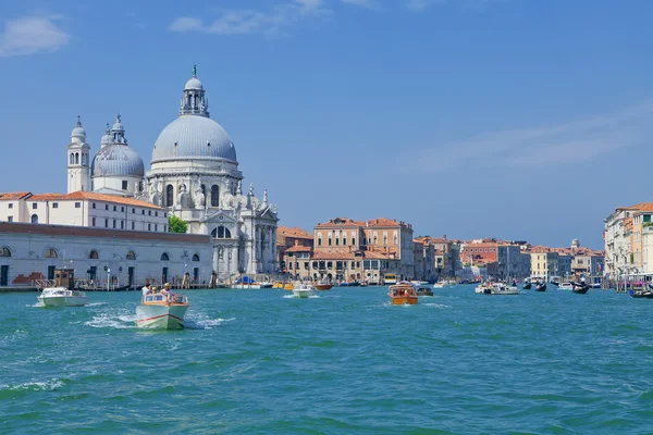 Grand Canal mit historischer Kirche der Heiligen Maria der Gesundheit in Venedig, Italien — Stockfoto