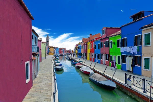 Barevné domy v Burano. Benátky, Itálie — Stock fotografie