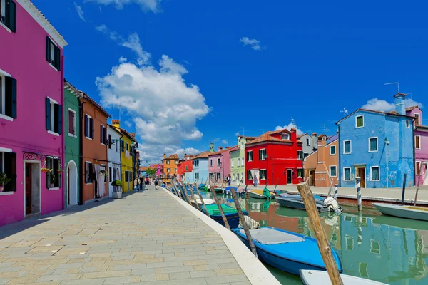 Barevné domy v Burano. Benátky, Itálie — Stock fotografie