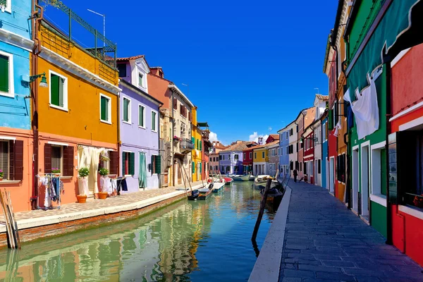 Casas coloridas en Burano. Venecia, Italia — Foto de Stock