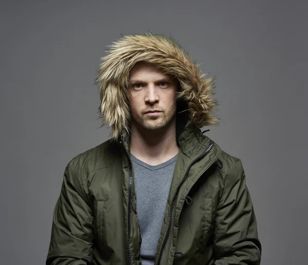 Adam giyen kış ceket — Stok fotoğraf