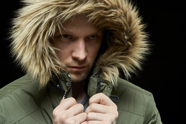 Adam giyen kış ceket — Stok fotoğraf