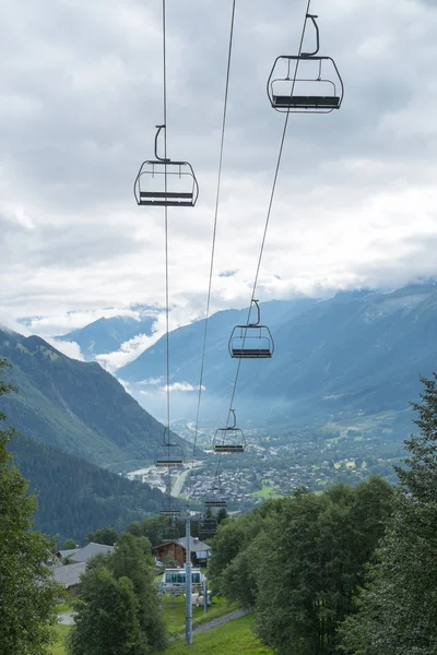 Ascensor aéreo alpino con Les Houches al fondo —  Fotos de Stock